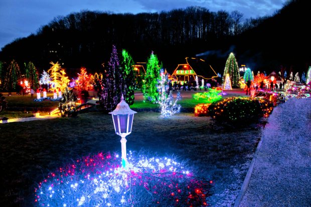 Best Neighborhoods for Christmas Lights - Square Cow Movers